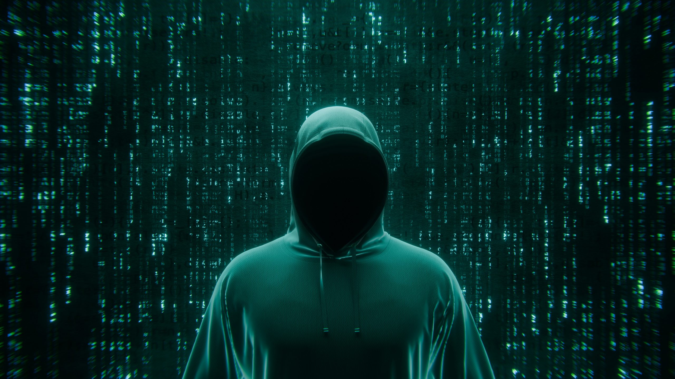 Figura encapuchada sin rostro sobre un fondo de código verde, que ilustra el ataque a una tienda PrestaShop