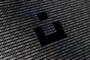Candado dibujado sobre una pantalla de codigo binario, que ilustra el robo de tarjetas en una tienda PrestaShop