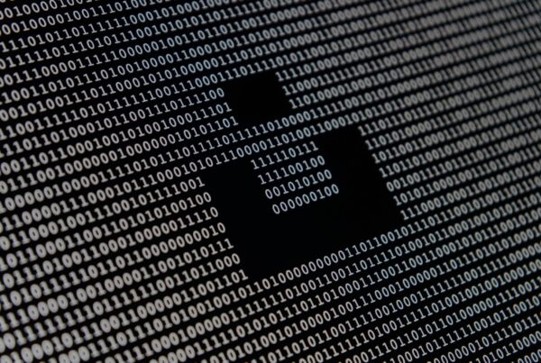 Candado dibujado sobre una pantalla de codigo binario, que ilustra el robo de tarjetas en una tienda PrestaShop