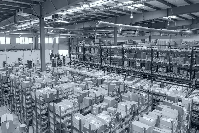 Almacén con estanterías llenas de cajas