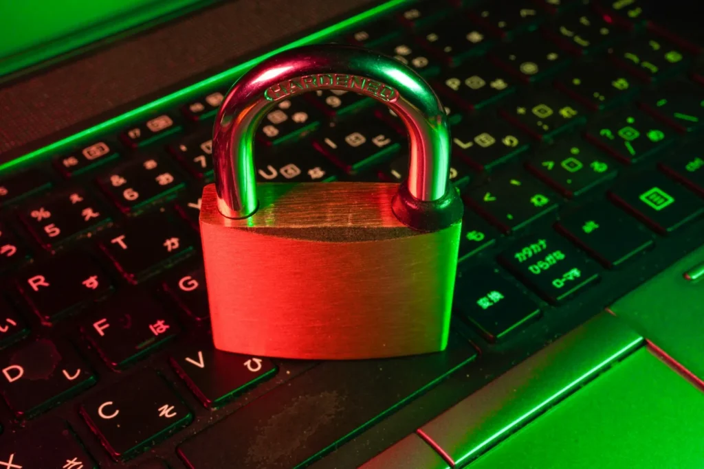 Candado sobre el teclado de un portátil iluminado en rojo y verde