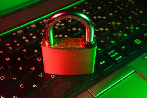 Candado sobre el teclado de un portátil iluminado en rojo y verde